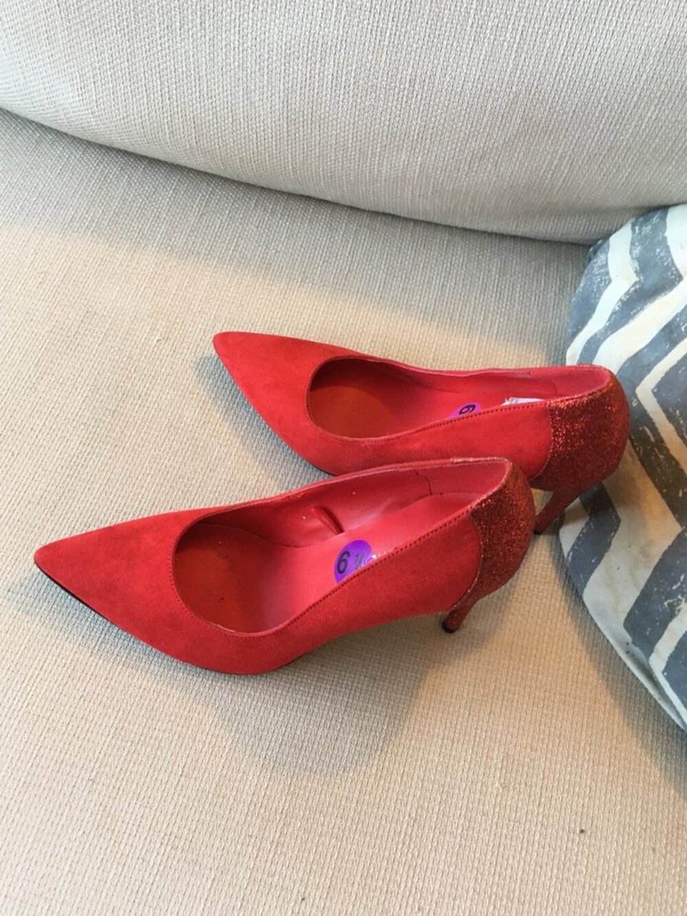 Dramatic Marc Fisher Red Suede Pointy Stilettoes with Glitter Back Sz 6 1/2 M - Picture 2 of 7